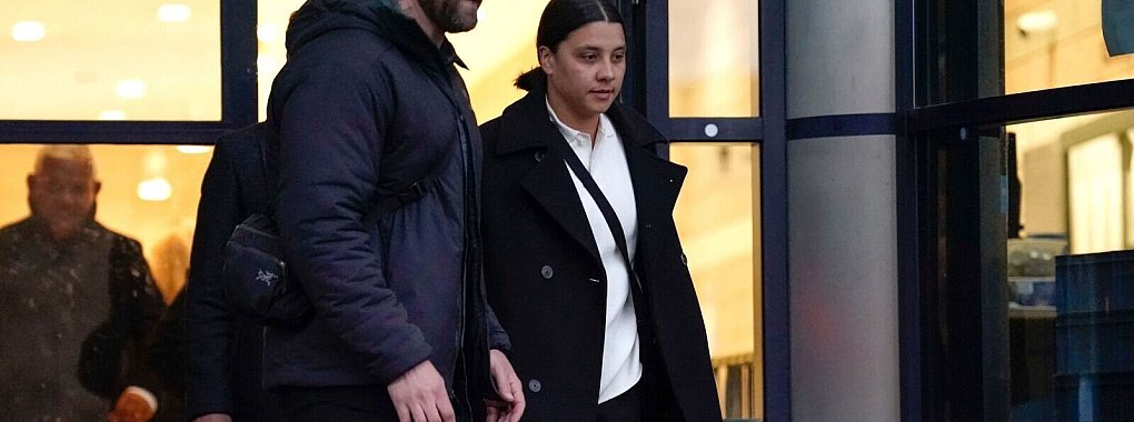 Fußballspielerin Sam Kerr (r) erhebt schwere Vorwürfe gegen einen Polizisten - © Andrew Matthews/PA/AP/dpa
