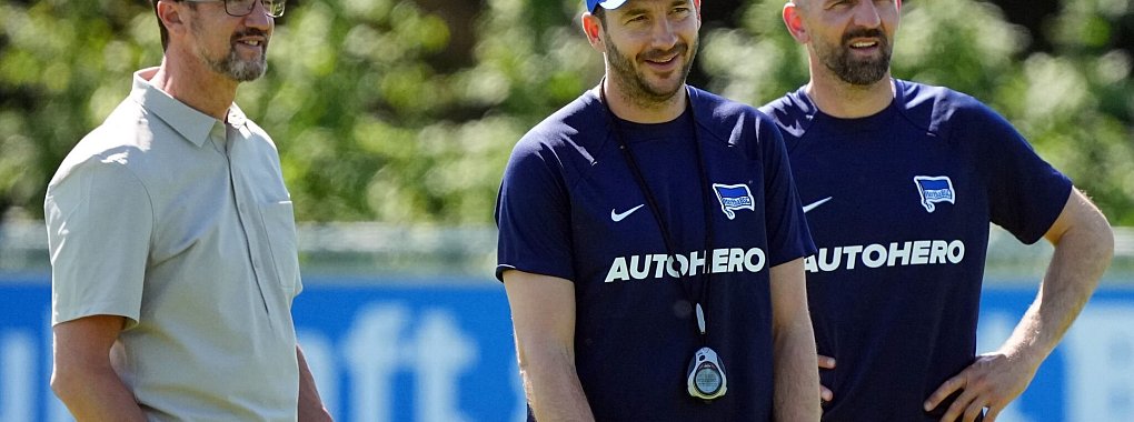 Herthas damaliger Cheftrainer Sandro Schwarz (M) und Vedad Ibisevic beobachten die Spieler beim Training. - © Soeren Stache/dpa/Archivbild