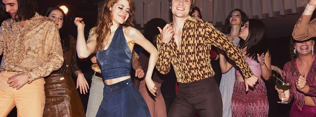 Doro (Luise Aschenbrenner ) und Robert (Jannik Schümann) im Disko-Fieber. - © Florian Kolmer/RTL+/dpa