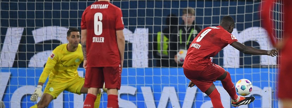 Stuttgarts Serhou Guirassy trifft gegen Wolfsburgs Torwart Koen Casteels vom Elfmeterpunkt. - © Swen Pförtner/dpa