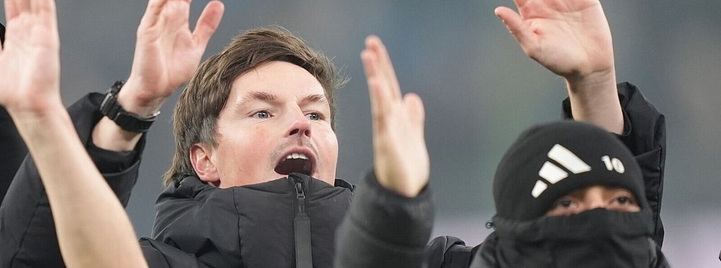 HSV-Trainer Merlin Polzin jubelt mit der Mannschaft. - © Marcus Brandt/dpa