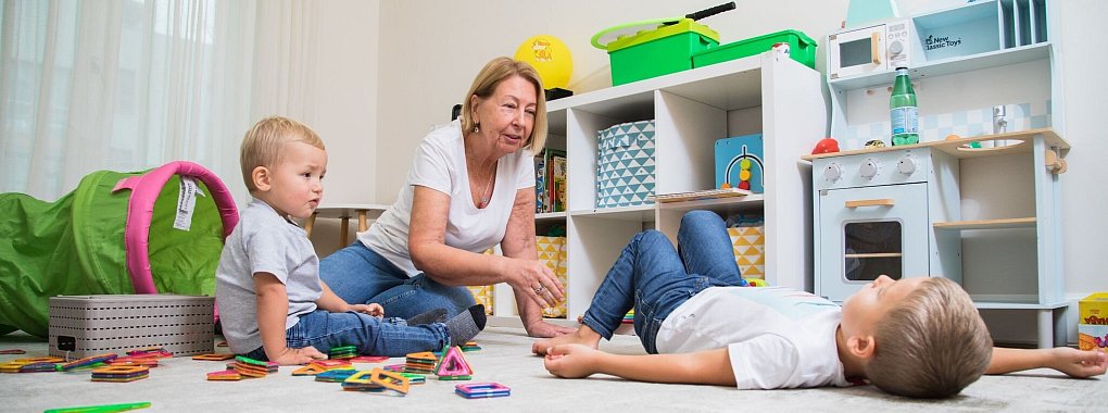 Auch die Oma kann f&uuml;r ihre Babysitterdienste bezahlt werden - und Eltern k&ouml;nnen diese Ausgaben steuerlich geltend machen. - &copy; Christin Klose/dpa-tmn/dpa