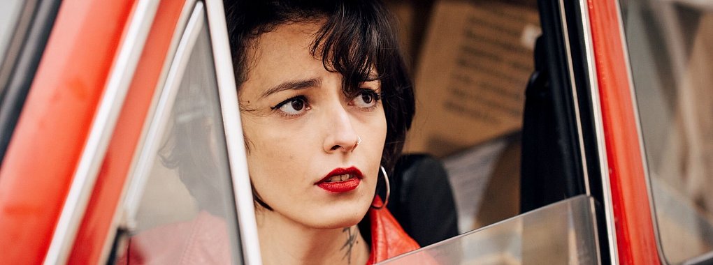 Nach dem gemeinsamen Abendessen mit Rebecca und Romain verschwindet Mickas Freundin Emilie (Majda Abdelmalek) spurlos. - &copy; Caroline Dubois/ARTE France/dpa