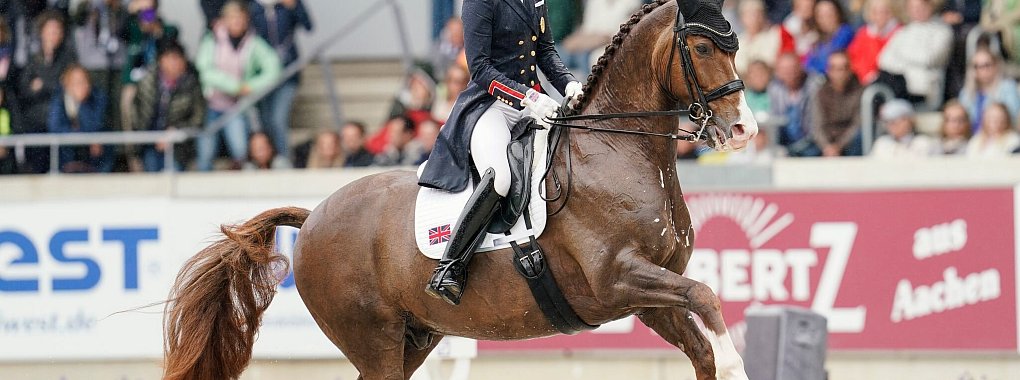 Wird nicht bei Olympia in Paris dabei sein: Charlotte Dujardin. - © Uwe Anspach/dpa