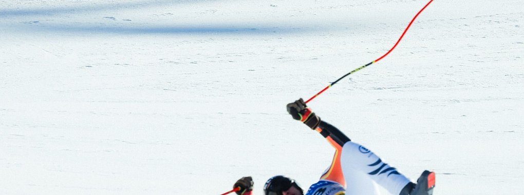 Stürzte spektakulär und kam ohne Ski in den Zielraum: Luis Vogt. - © Jens Büttner/dpa
