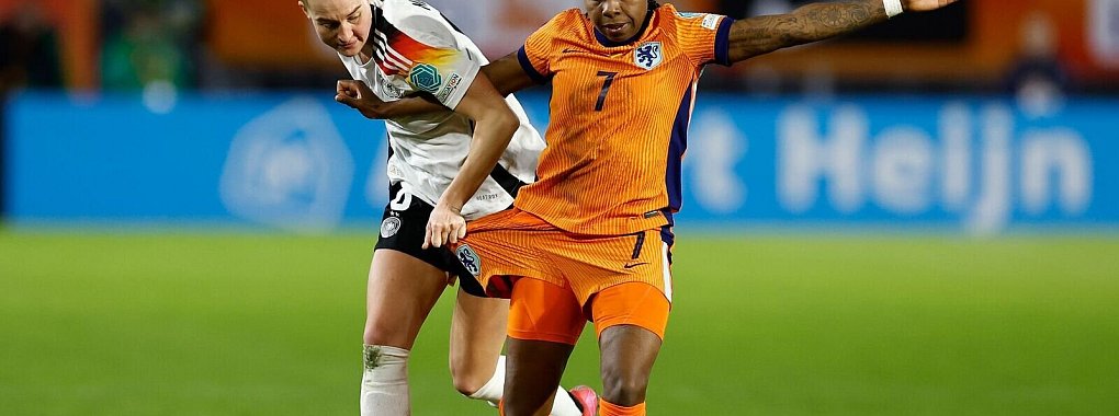 Lineth Beerensteyn (r), hier gegen DFB-Vizekapitänin Janina Minge, stellte ihre Treffsicherheit unter Beweis. - © Toin Damen/dpa