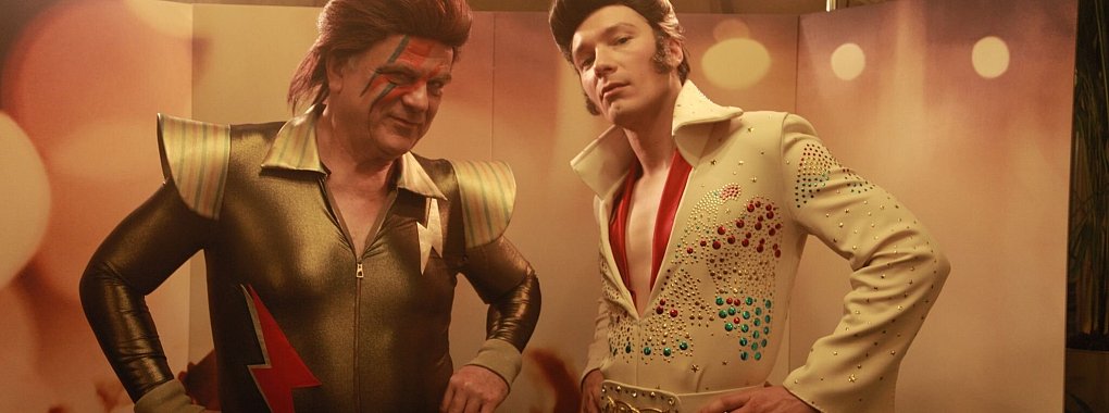 Vincent Kowalski als David Bowie (Bernhard Schütz, l.) und Nils Forsberg als Elvis (Jacob Matschenz, r.) bereiten sich auf ihren Auftritt vor, - © Felix Novo De Oliveira/ZDF/dpa