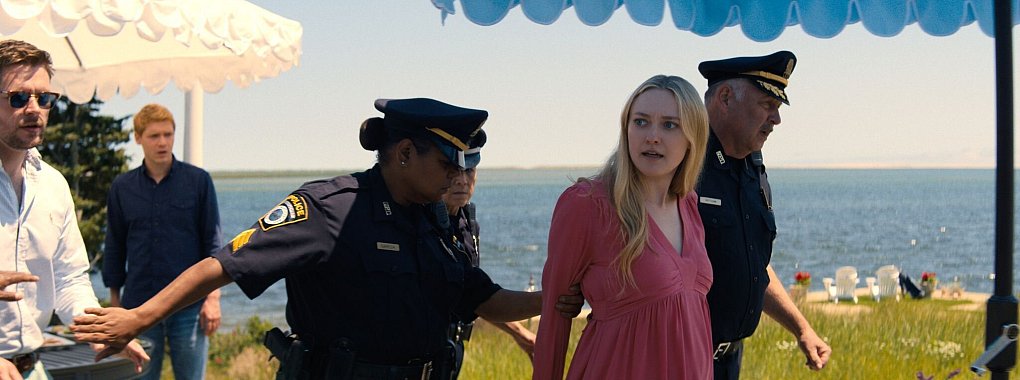 Warum wird Dakota Fanning alias Abby Winbury abgeführt? Antworten gibt es in der hochkarätigen, prominent besetzte Krimiserie «Ein neuer Sommer» auf Netflix. - © --/The Perfect Couple/Netflix/dpa