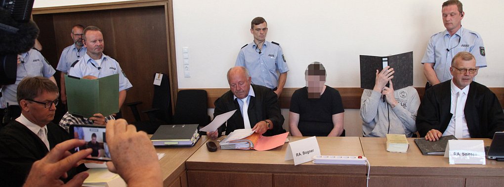 Anklagebank (von links) zum Prozesstart: Anwalt Jann Popkes, sein Mandant Heiko V., Anwalt Jürgen Bogner, sein Mandant Mario S., Andreas V. und sein Anwalt Johannes Salmen. - © Archivfor: Bernhard Preuss