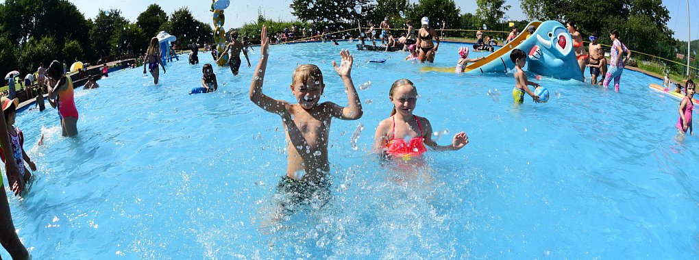 Mike und Melina haben im Funtastico am Schiedersee viel Spaß im Wasser. - © Nicole Ellerbrake
