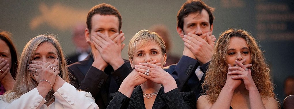 &laquo;Moi aussi&raquo; (frz. f&uuml;r &laquo;Me Too&raquo;) zeigt um die 1000 Menschen in einer Stra&szlig;e in Paris. - &copy; Andreea Alexandru/Invision/AP/dpa