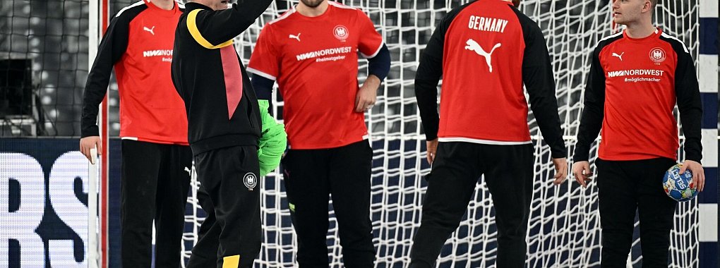 «Jeder sehnt den Anpfiff herbei», sagt Alfred Gislason (2.v.l.) einen Tag vor dem Auftakt der Heim-EM. - © Federico Gambarini/dpa