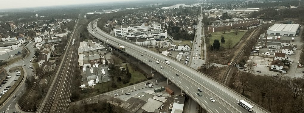 Der Bau des Ostwestfalendamms hat 1984 begonnen. Auf dem Landesabschnitt ist noch der Ursprungsbelag, die Fahrbahnübergänge der Graphia-Brücke sind zwischenzeitlich mal nachgebessert worden. - © Susanne Lahr