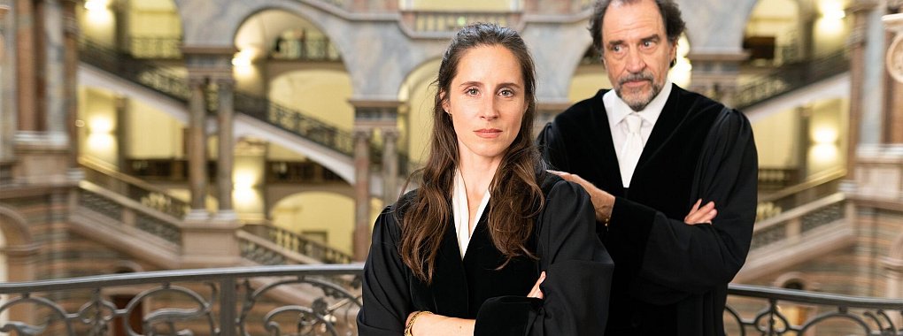 Amelie Kiefer spielt die Jungrichterin, Helmfried von L&uuml;ttichau ihren Chef. - &copy; Marc Reimann/Moovie GmbH/ARD Degeto/dpa
