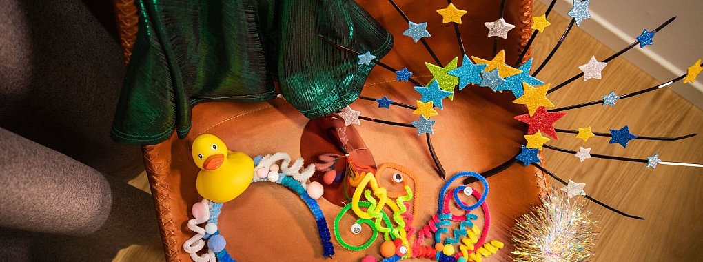 Drei schnelle Kostüm-Ideen für Fasching & Co. - der bunte Kopfschmuck ist direkt ein Hingucker. - © Christin Klose/dpa-tmn