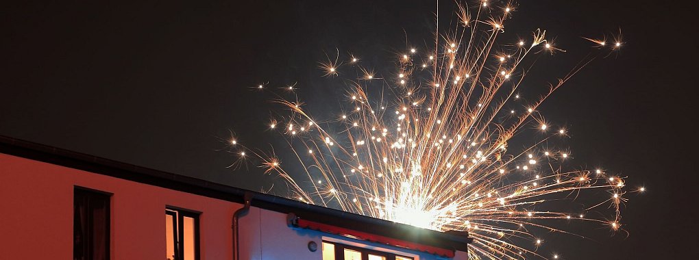 Damit Feuerwerkskörper keine Schäden im Haus anrichten können, sollten Fenster und Türen in der Silvesternacht geschlossen bleiben. - © Jens Wolf/dpa-Zentralbild/dpa-tmn