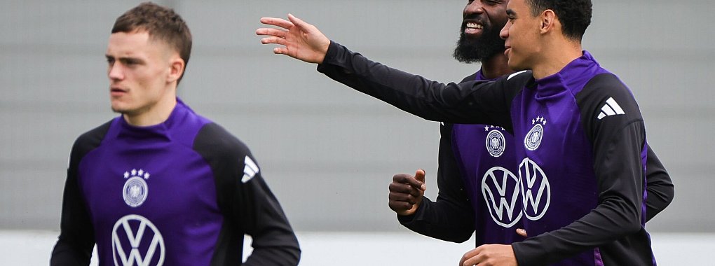 Antonio Rüdiger (M) stand erstmals mit den Teamkollegen während der EM-Vorbereitung auf dem Platz. - © Christian Charisius/dpa