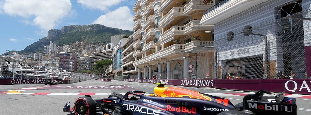 Der mexikanische Red-Bull-Pilot Sergio Perez muss in Monaco aufgeben. - © Luca Bruno/AP/dpa