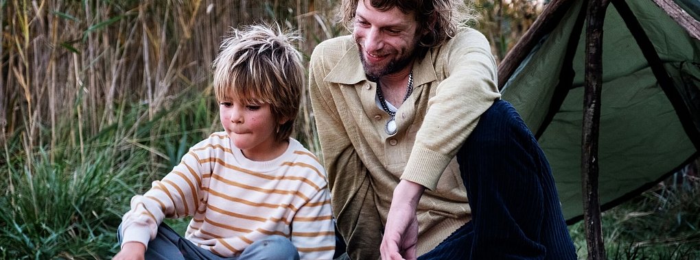 Rickerl (Voodoo J&uuml;rgens) m&ouml;chte ein guter Vater f&uuml;r seinen Sohn Dominik (Ben Winkler) sein. - &copy; Alessio M.Schroder/Pandora Film/dpa