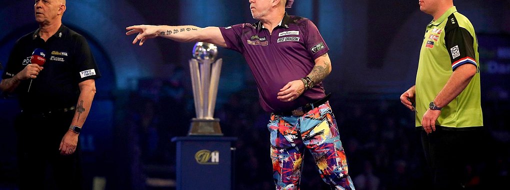 Greifen sich verbal an: der Schotte Wright und der Niederländer van Gerwen. - © Steven Paston/PA Wire/dpa