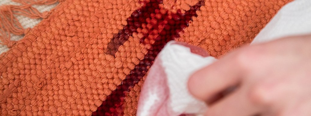 Einwegprodukte wie Küchenkrepp sind praktisch, belasten aber die Umwelt. Stofftücher und Baumwollhandtücher können eine nachhaltige Alternative sein. - © Christin Klose/dpa-tmn