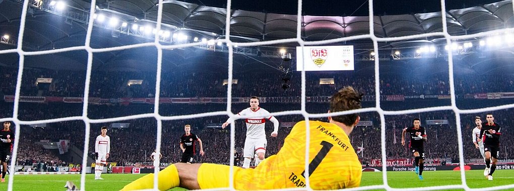 Kevin Trapp parierte gegen Ermedin Demirovic. - © Tom Weller/dpa