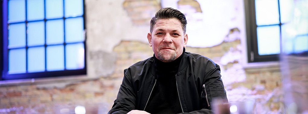 Tim Mälzer hat zusammen mit Schauspieler André Dietz und mit einer Gruppe von Menschen mit Behinderungen eine Doku gedreht - diesmal in einem Pflegeheim. - © Christian Charisius/dpa