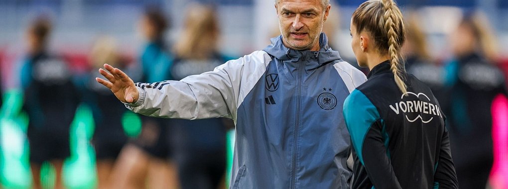 Will die Nationalspielerinnen in der Bundesliga spielen sehen: Bundestrainer Christian Wück - © Christoph Reichwein/dpa