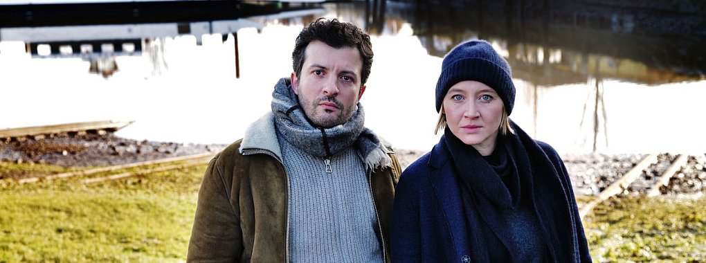 Ben Salawi (Camill Jammal) und seine Kollegin Nora Weiss (Anna Maria Mühe) ermitteln. Szene des Films «Solo für Weiss: Tödliche Wahl». Der Krimi läuft am 04.11. im ZDF. - © Mirjam Knickriem/ZDF/dpa