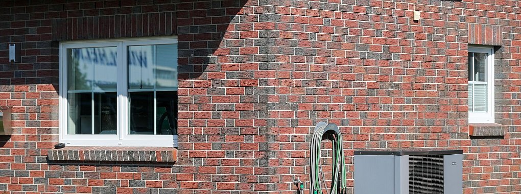 Die teure Wärmepumpe braucht eine gute Versicherung für den Schadensfall. Das Problem: Viele Policen taugen nichts, sagt «Finanzest». - © Jan Woitas/dpa/dpa-tmn
