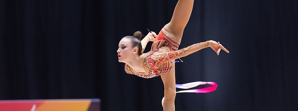 Darja Varfolomeev zeigt ihre K&uuml;r mit dem Band. - &copy; J&uuml;rgen Kessler/dpa