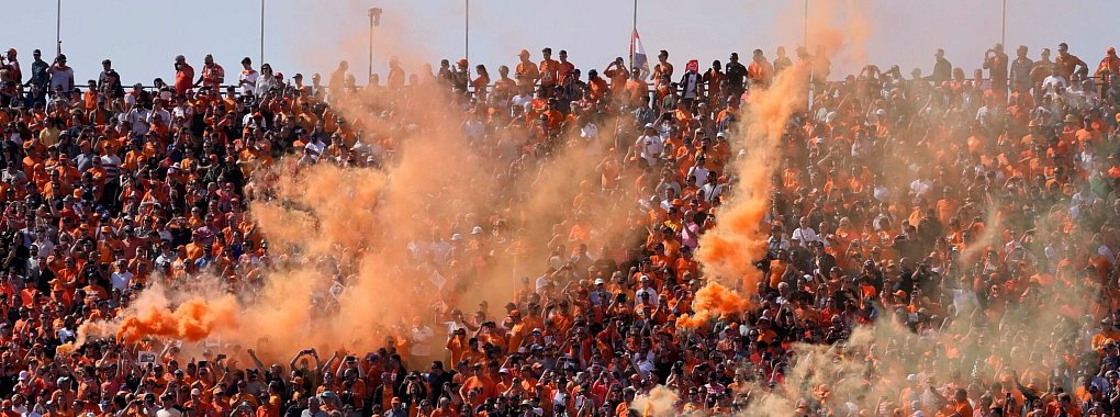 Der orange Rauch über den Fans von Max Verstappen dürfte der Vergangenheit angehören. Der Einsatz von Pyros ist seit vergangenem Oktober bei Fia-Veranstaltungen untersagt. - © Peter Dejong/AP/dpa