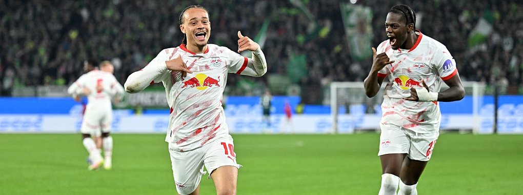 Xavi Simons (l) jubelt über sein zweites Tor. - © Swen Pförtner/dpa