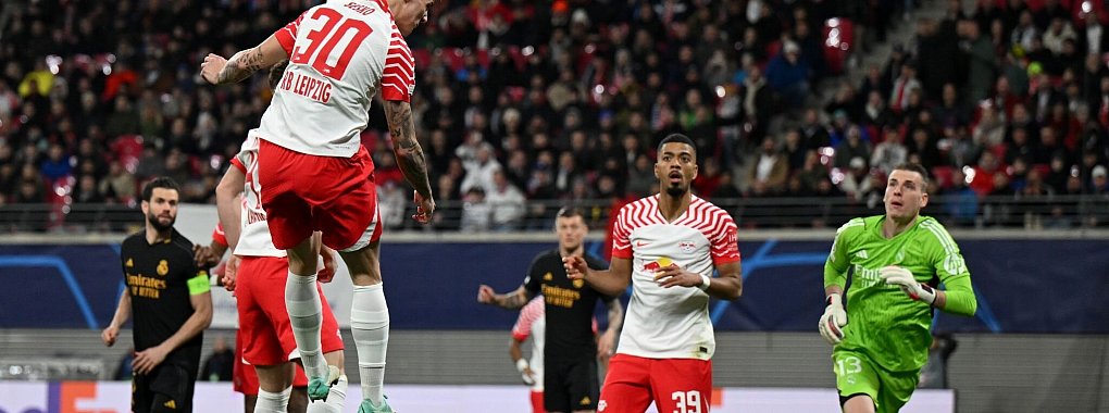 Leipzigs Benjamin Sesko (l) erzielt ein Tor, das wegen Abseits aber nicht gegeben wird. - © Robert Michael/dpa