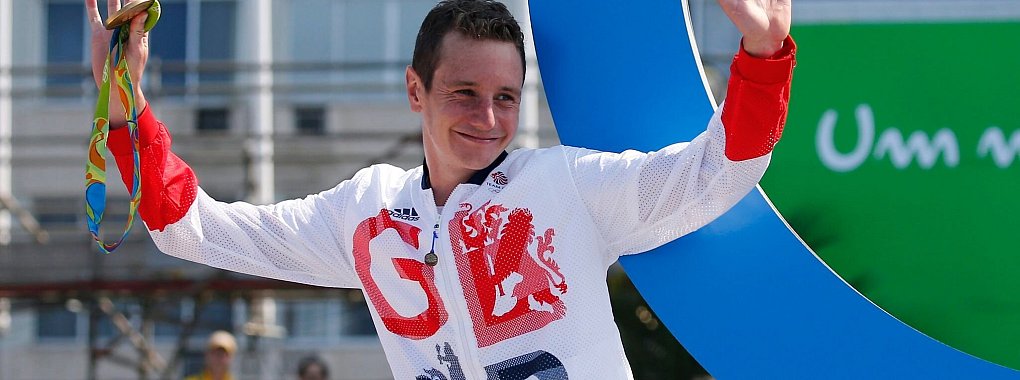Einer seiner größten Triumphe: Alistair Brownlee nach dem Olympiasieg in Rio 2016. - © picture alliance / dpa