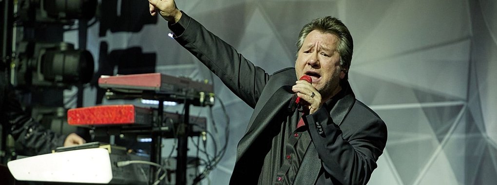 Sänger Claudius Dreilich singt auf der Bühne. - © Joerg Carstensen/dpa