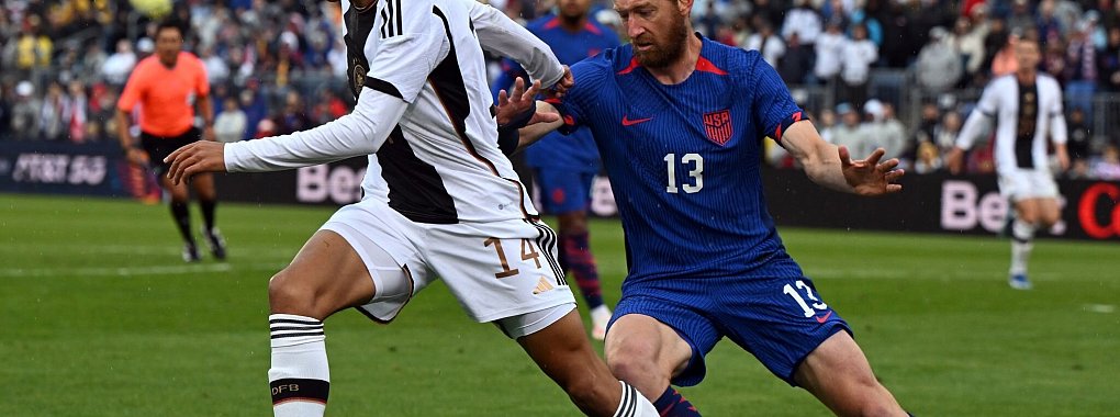 Deutschlands Jamal Musiala und der US-Amerikaner Tim Reamm liefern sich einen Zweikampf um den Ball. - &copy; Federico Gambarini/dpa/Archivbild