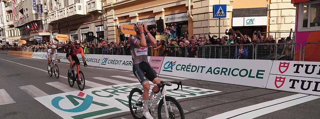 Im Sprint holt sich Mathieu van der Poel den Sieg. - © Massimo Paolone/LaPresse/AP/dpa