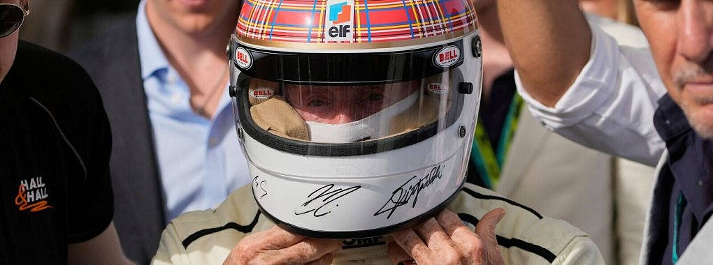 Diesen Helm auch mit Michael Schumachers Initialen trug Jackie Stewart mit besonderer Freude. - © Darko Bandic/AP/dpa