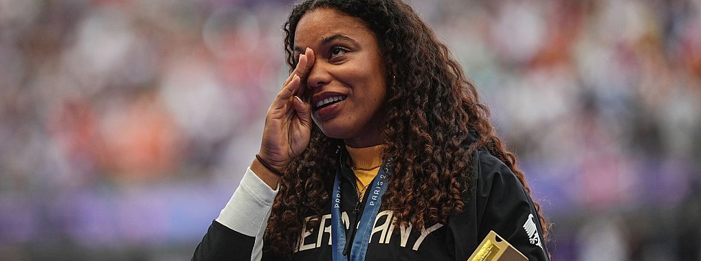 Tränen der Freuden verdrückte Kugelstoß-Olympiasiegerin Yemisi Ogunleye. - © Michael Kappeler/dpa