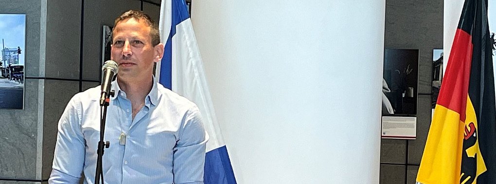 Der israelische Fotojournalist Erez Kaganovitz bei der Er&ouml;ffnung der Ausstellung &laquo;Humans of October 7th&raquo; (Menschen des 7. Oktober) in Tel Aviv. - &copy; Sara Lemel/dpa