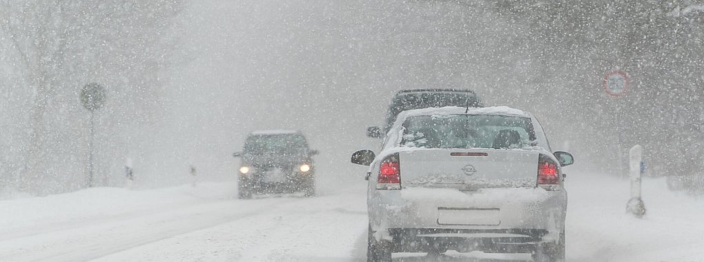 Wenn der Vordermann plötzlich bremst, kommt es auf winterlichen Straßen häufiger zu Unfällen. - © Benjamin Nolte/dpa-tmn