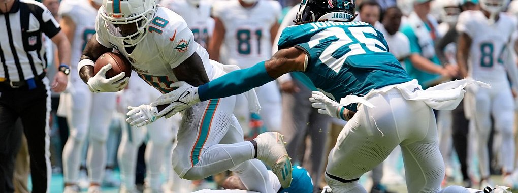 Nach Festnahme auf dem Feld und mit einem Touchdown erfolgreich: Tyreek Hill (Nummer 10) von den Miami Dolphins. - © Rebecca Blackwell/AP/dpa