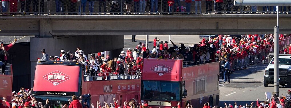 Die Siegesparade der Kansas City Chiefs wurde von Sch&uuml;ssen &uuml;berschattet. - &copy; Ed Zurga/AP/dpa