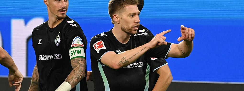 Werder Bremens Mitchell Weiser (r) hofft auf eine Einladung nach Algerien. - © Swen Pförtner/dpa