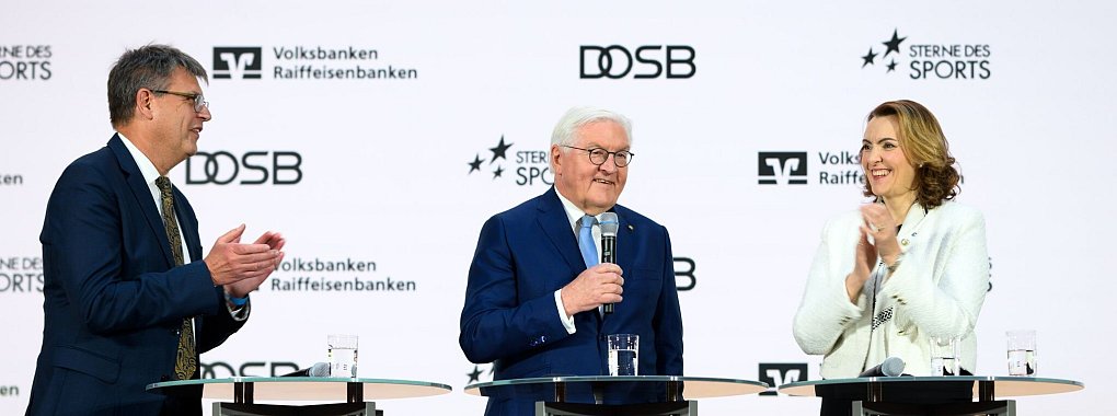 Thomas Weikert (l-r), Präsident des Deutschen Olympischen Sportbundes (DOSB), Bundespräsident Frank-Walter Steinmeier und Marija Kolak, Präsidentin des Bundesverbandes der Deutschen Volksbanken und Raiffeisenbanken (BVR), verleihen die «Sterne des Sports» in Gold - © Bernd von Jutrczenka/dpa