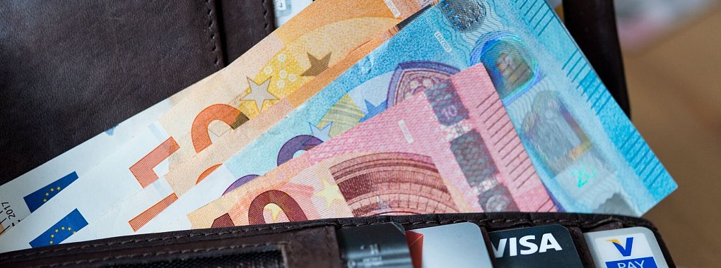 Reisende sollten vor der Abreise prüfen, ob ihre Karten im Ausland funktionieren, und sicherheitshalber Bargeld, Debit- und Kreditkarte dabeihaben. - © Monika Skolimowska/dpa/dpa-tmn