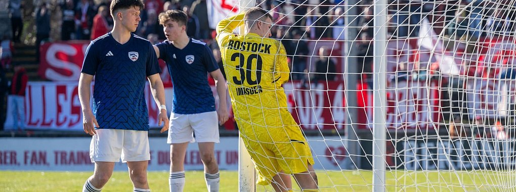 Hier ist nur der Torwart im Tor: Doch der Rostocker FC kassierte bereits über 100 Gegentore. - © Matthias Koch/dpa