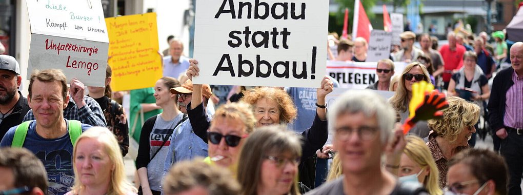 Viele folgten dem Aufruf, in Lemgo für den Erhalt der Orthopädie zu demonstrieren. - © Nicole Ellerbrake