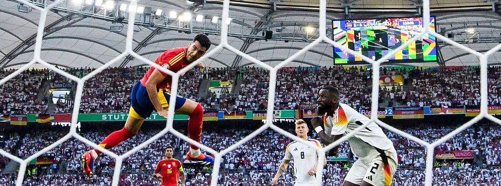 Mikel Merino (l) war der Matchwinner f&uuml;r die Spanier. - &copy; Tom Weller/dpa